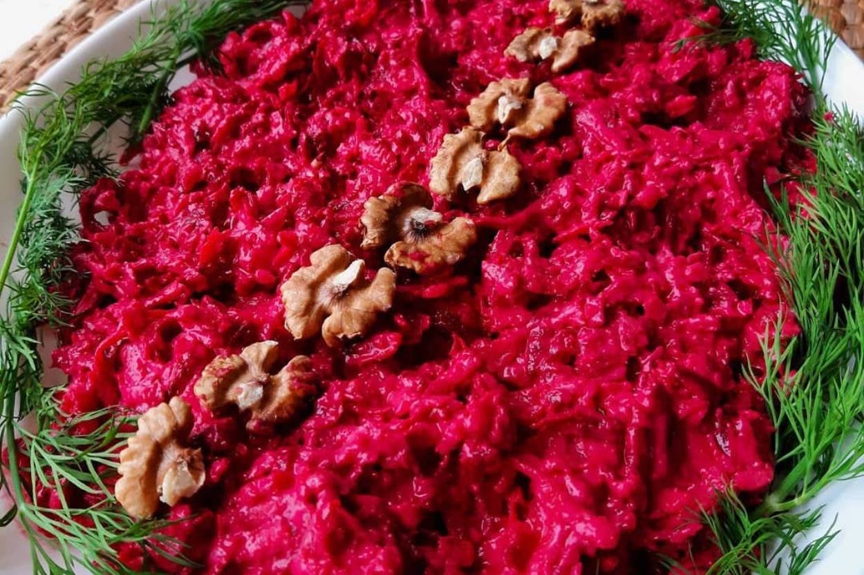 Sofranıza Renk Katar: Pancarlı Yoğurtlu Kereviz Salatası