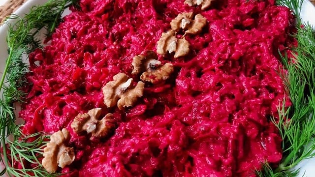 Sofranıza Renk Katar: Pancarlı Yoğurtlu Kereviz Salatası