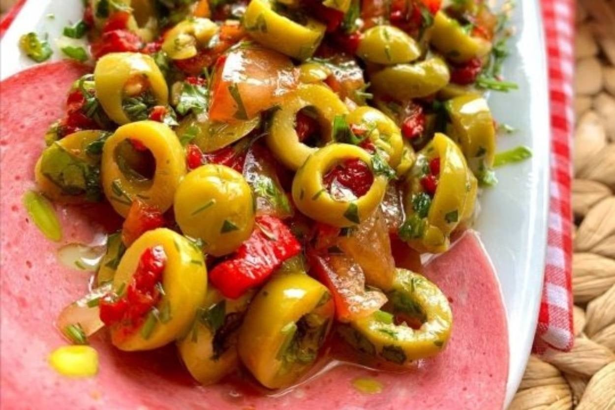 Enfes Görünümüyle: Zeytin Salatası