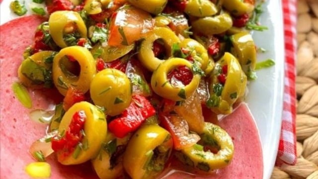 Enfes Görünümüyle: Zeytin Salatası
