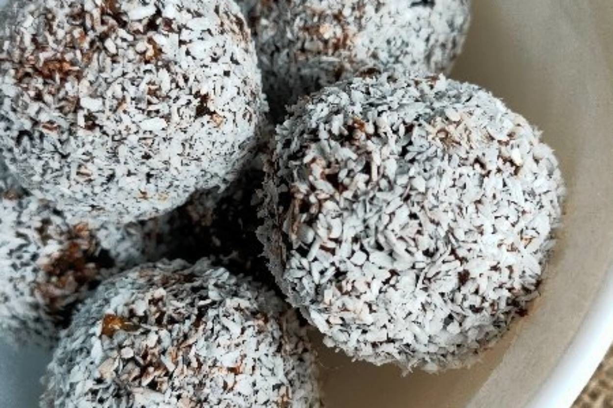 Çay ve Kahve Saatlerine: Şekersiz Hurma Topları