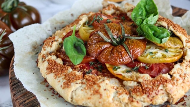 İştah Açan Görünümüyle: Domatesli Lor Peynirli Galette