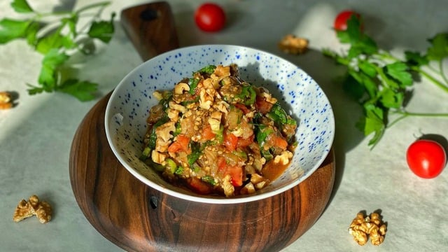Herkes Tadına Bayılacak: Közlenmiş Patlıcan Salatası