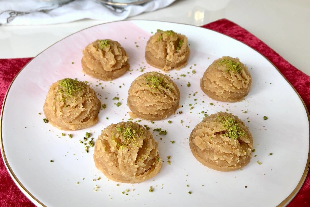 Enfes Aromasıyla: Tahinli İrmikli Un Helvası