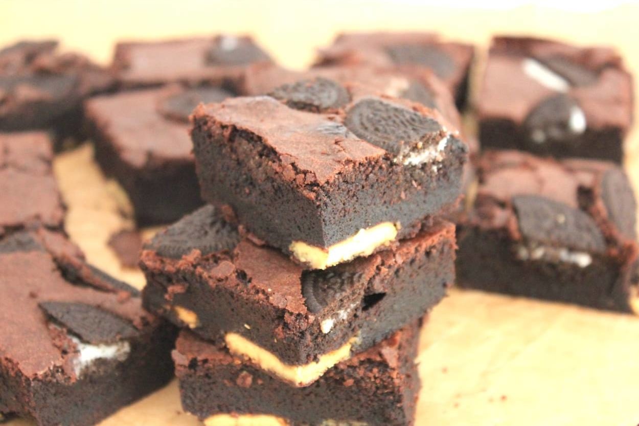 Dışı Kuru İçi Islak: Beyaz Çikolatalı ve Bisküvili Brownie