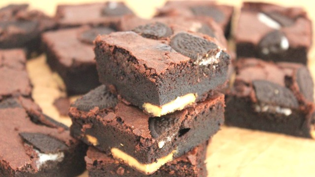 Dışı Kuru İçi Islak: Beyaz Çikolatalı ve Bisküvili Brownie