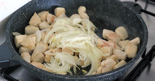 guvecte-kasarli-tavuk-sote-asama-3
