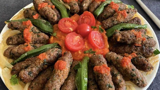 Akşam Yemeklerinde: Soğan Yatağında Parmak Köfte