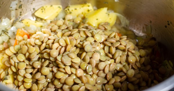 unsuz-sebzeli-yesil-mercimek-corbas3