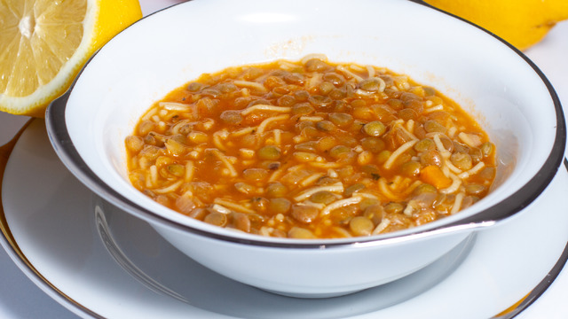 Besleyici Başlangıç: Şehriyeli Yeşil Mercimek Çorbası