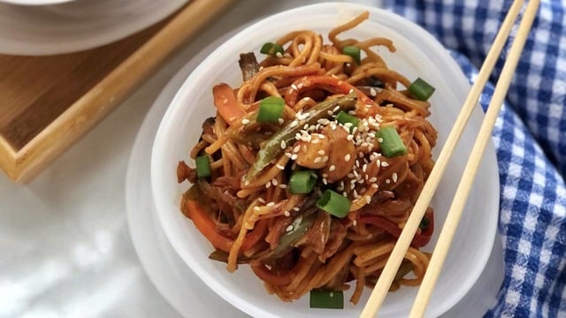 Uzan Doğu Mutfağından: Sebzeli Noodle