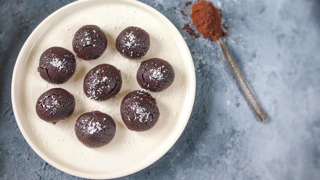 Nemli Dokusuyla: Yumuşak Brownie Kurabiye