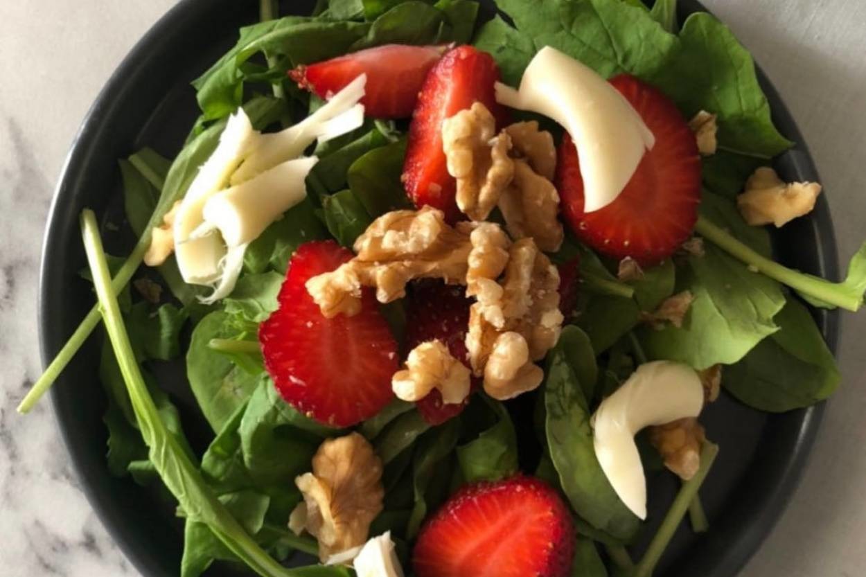 İki Lezzet Bir Arada: Çilekli Roka Salatası