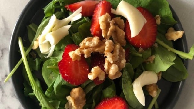 İki Lezzet Bir Arada: Çilekli Roka Salatası