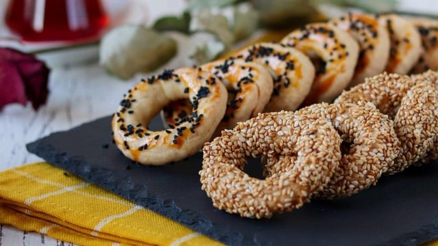 Kıyır Kıyır Ağızda Dağılan: Susamlı ve Çörek Otlu Kandil Simidi
