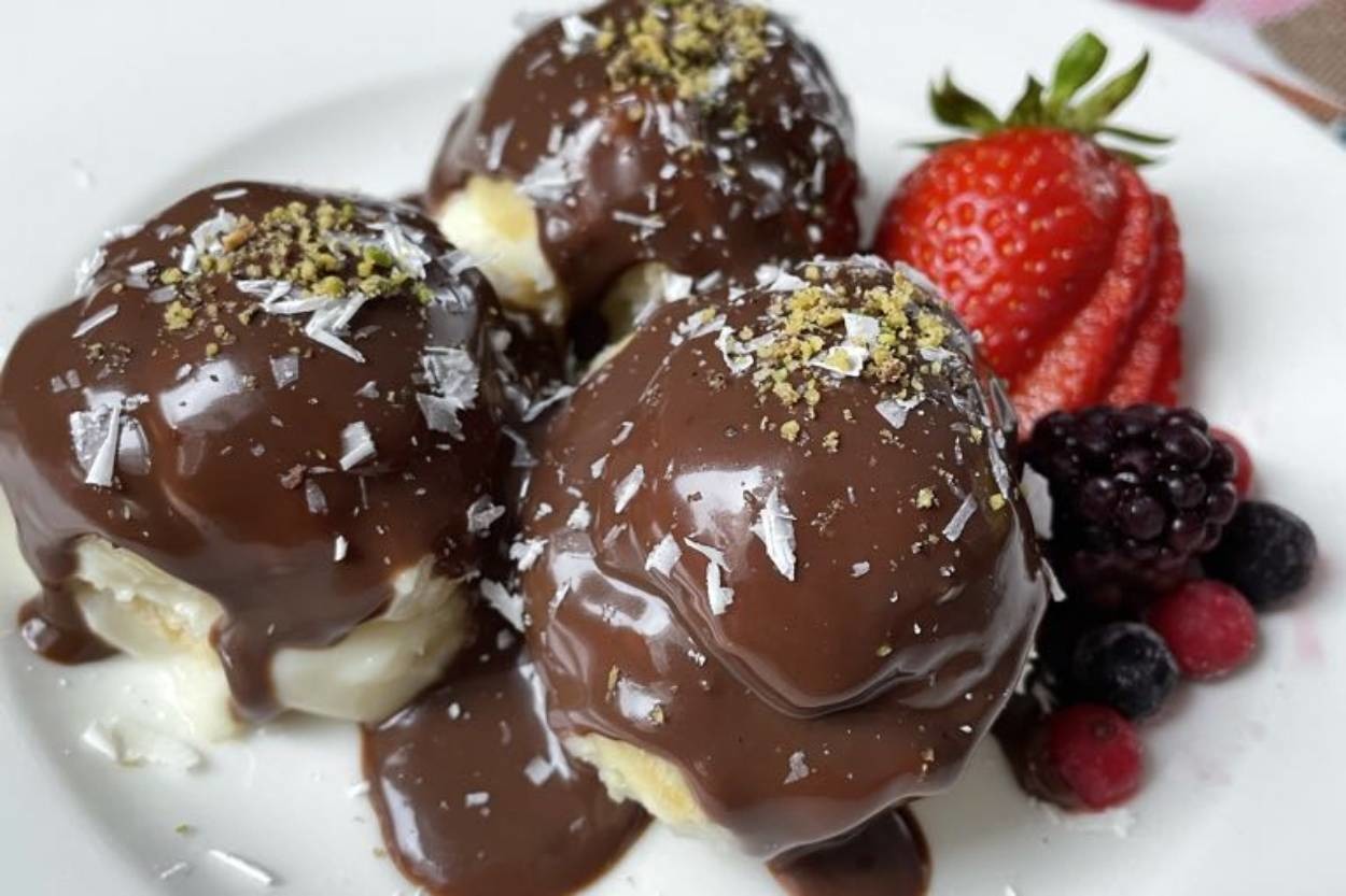 Enfes Kremasıyla: Tam Kıvamında Profiterol