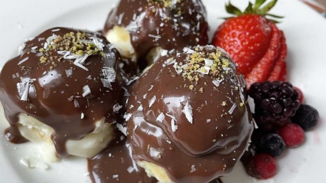 Enfes Kremasıyla: Tam Kıvamında Profiterol