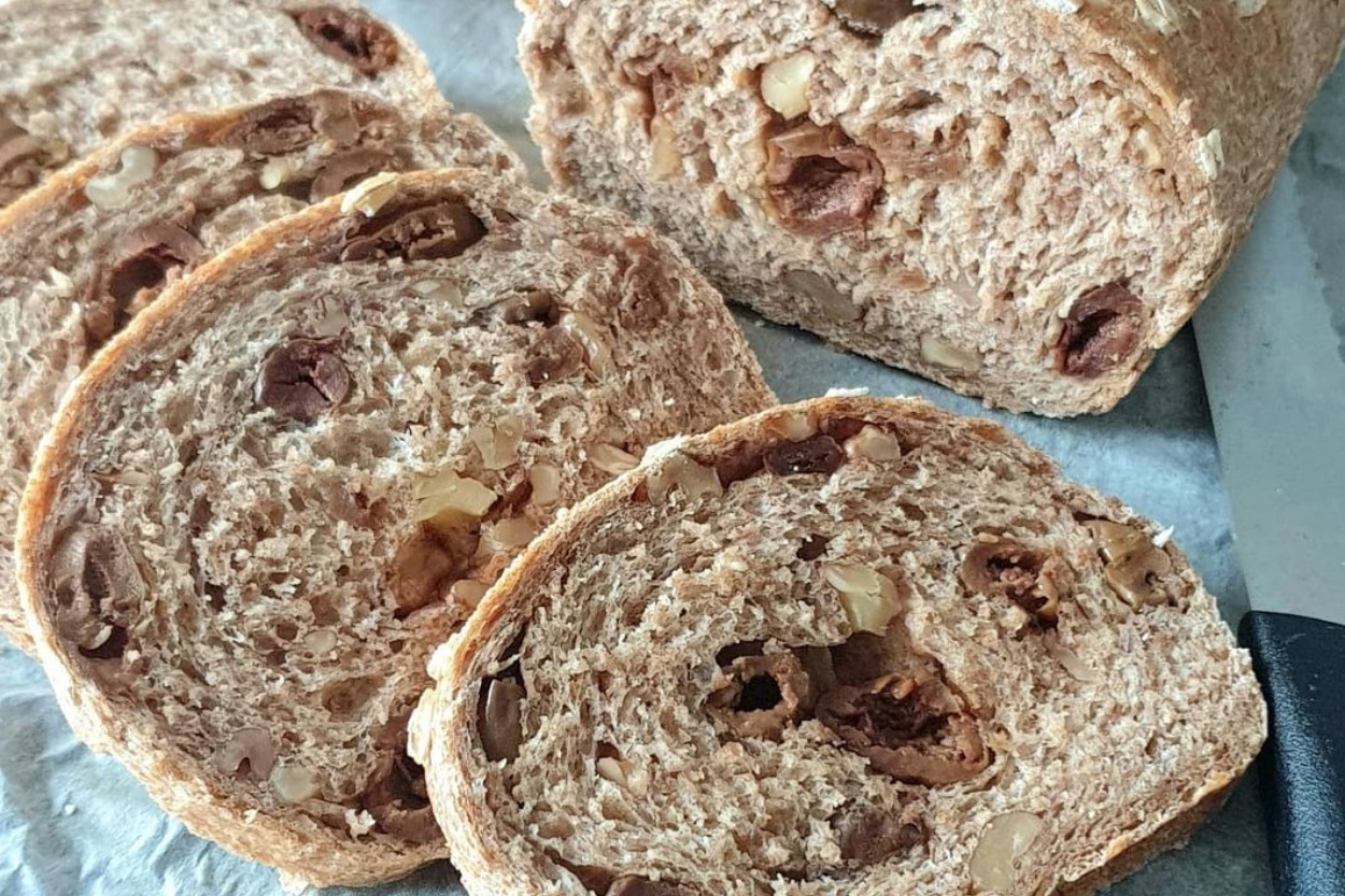 Her Sofraya Yakışan: Zeytinli ve Cevizli Baton Ekmek