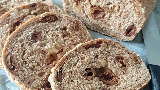 Her Sofraya Yakışan: Zeytinli ve Cevizli Baton Ekmek
