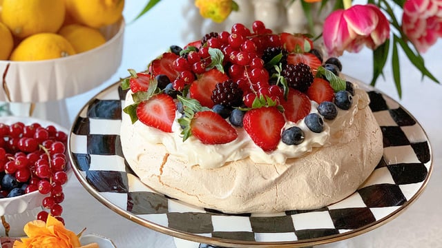 Hafif Hafif: Orman Meyveli Pavlova