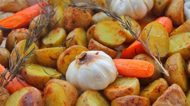 Aromasıyla Baş Döndürecek: Fırında Bebek Patates