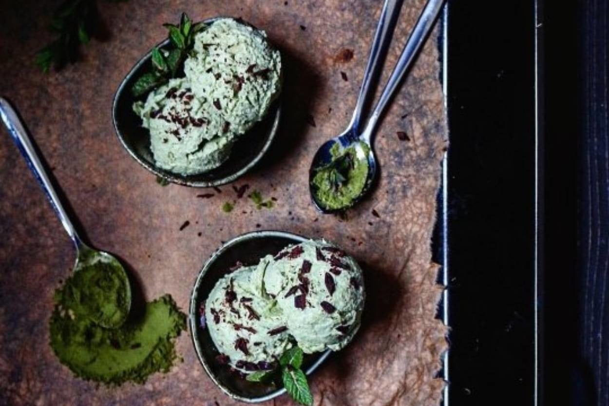 Nane ve Çikolata Parçalarıyla: Matcha Mint Ice Cream