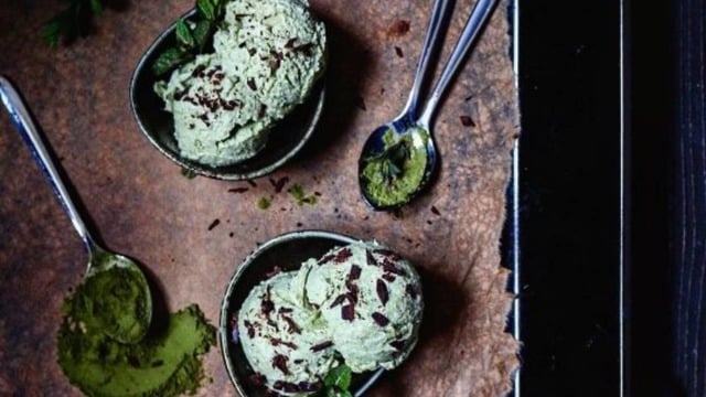 Nane ve Çikolata Parçalarıyla: Matcha Mint Ice Cream
