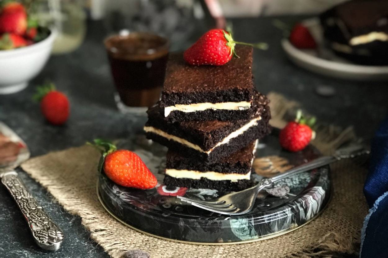 Görünümüyle Gözünüzü de Doyuracak: Beyaz Çikolatalı Brownie