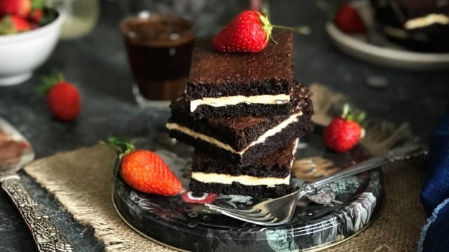 Görünümüyle Gözünüzü de Doyuracak: Beyaz Çikolatalı Brownie