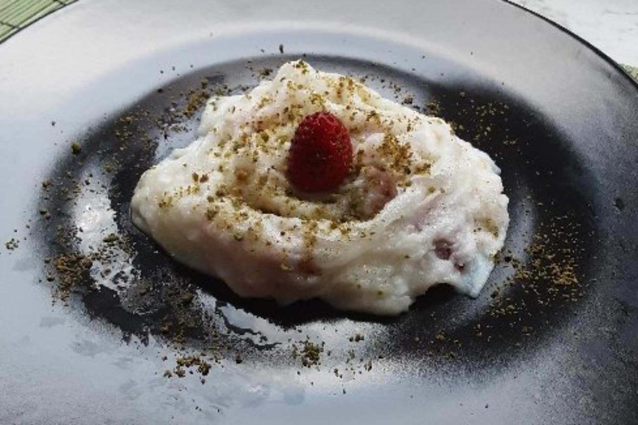 Osmanlıya Uzanan Tarihiyle: Çilekli Fındıklı Güllaç Sarma