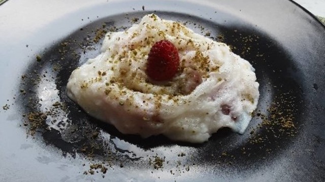 Osmanlıya Uzanan Tarihiyle: Çilekli Fındıklı Güllaç Sarma