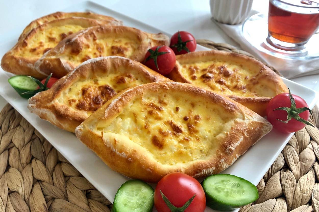 Yumuşacık Dokusuyla: Peynirli Mini Pide