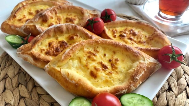 Yumuşacık Dokusuyla: Peynirli Mini Pide