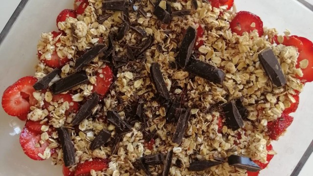 Karşı Koyulmaz Lezzetiyle: Çilekli Crumble