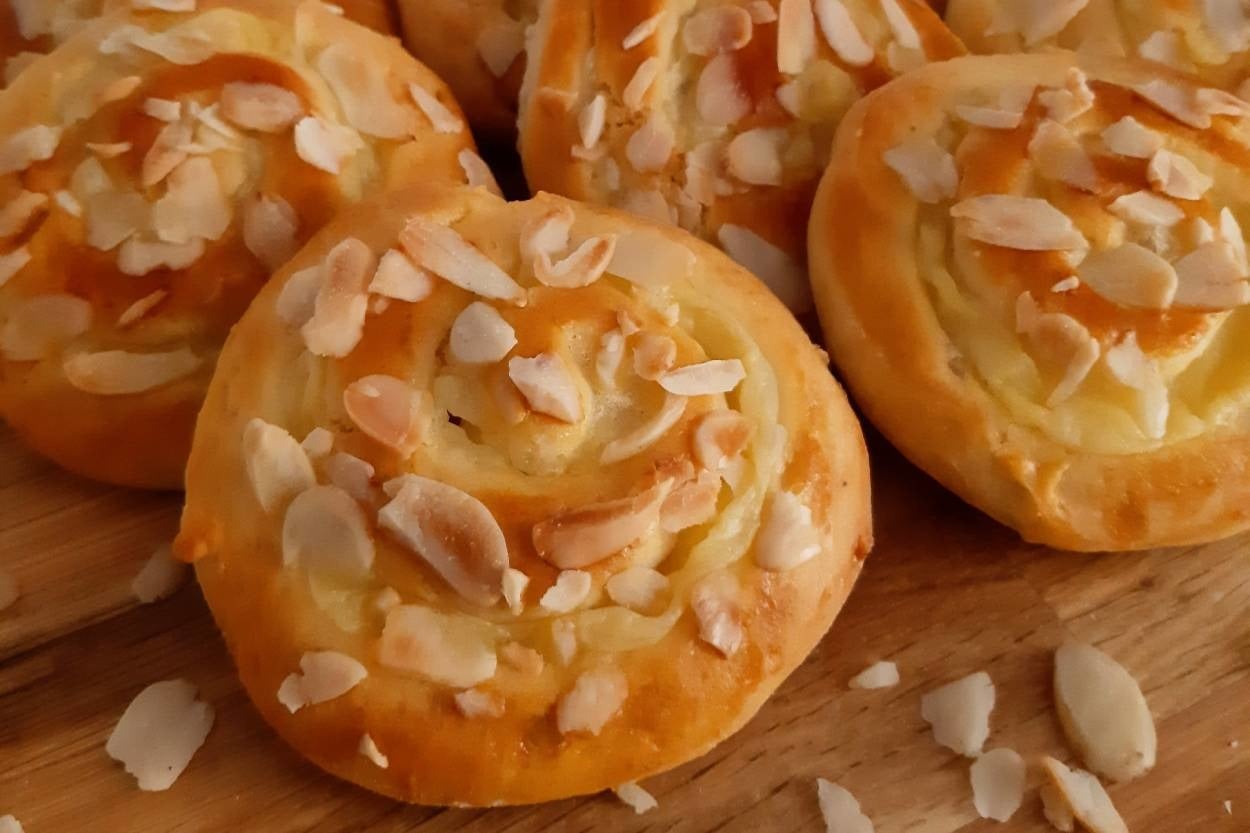 Yumuşacık ve Muhallebi Dolgulu: Custard Bread Roll