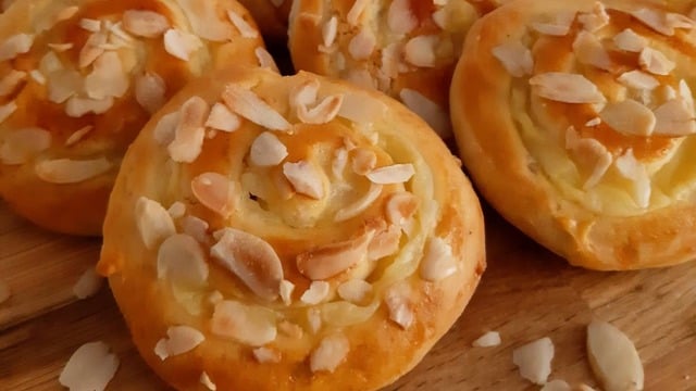 Yumuşacık ve Muhallebi Dolgulu: Custard Bread Roll