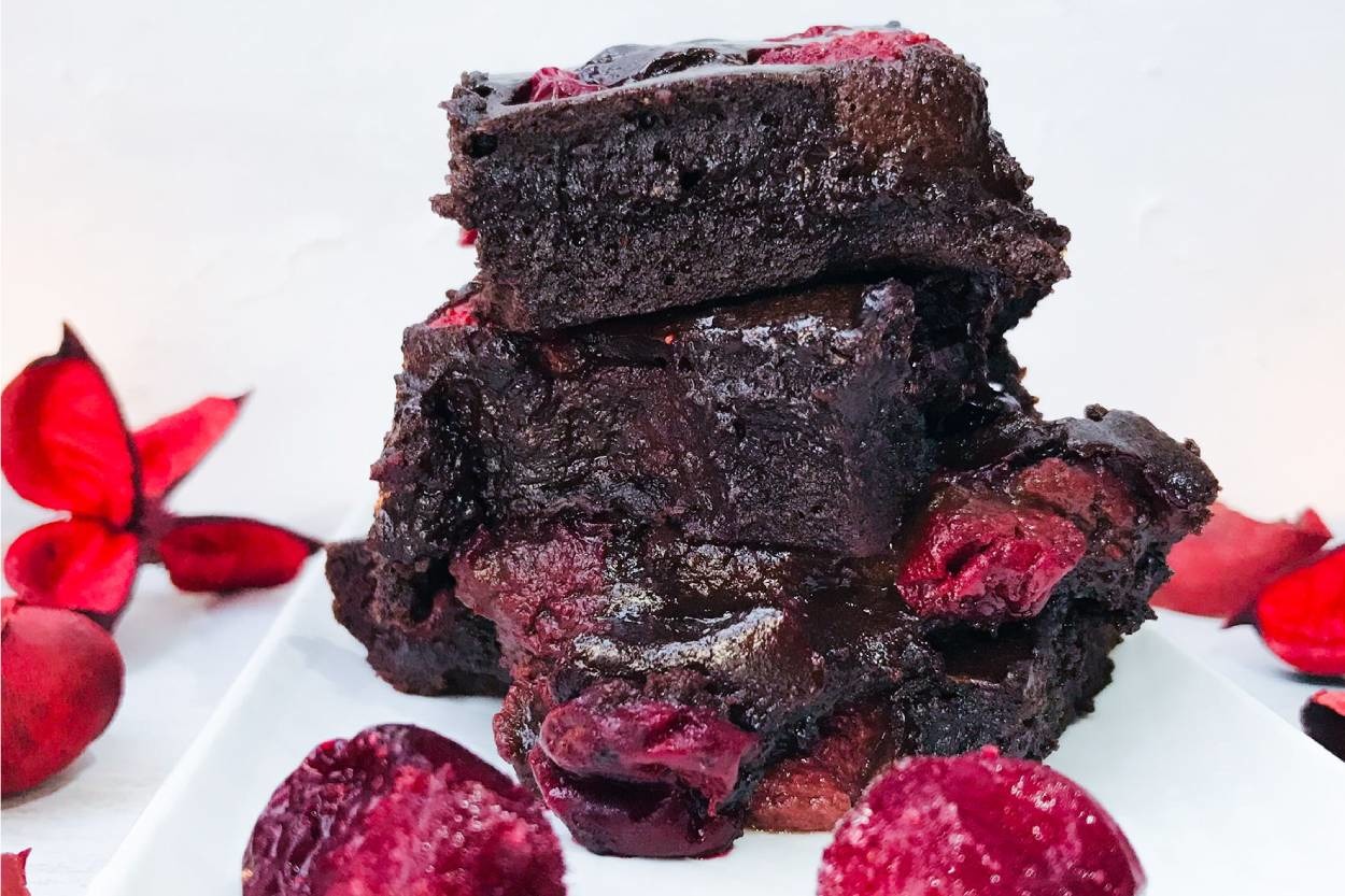 Şık Görünümüyle: Vişneli Çilekli Brownie