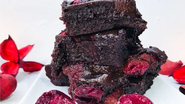 Şık Görünümüyle: Vişneli Çilekli Brownie