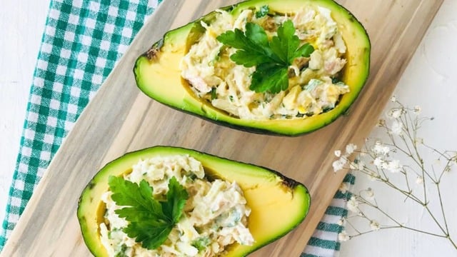 Oldukça Doyurucu: Kerevizli Ton Balıklı Avokado Çanakları