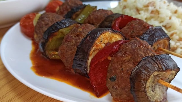Yanına da Pilav: Şişte Köfte