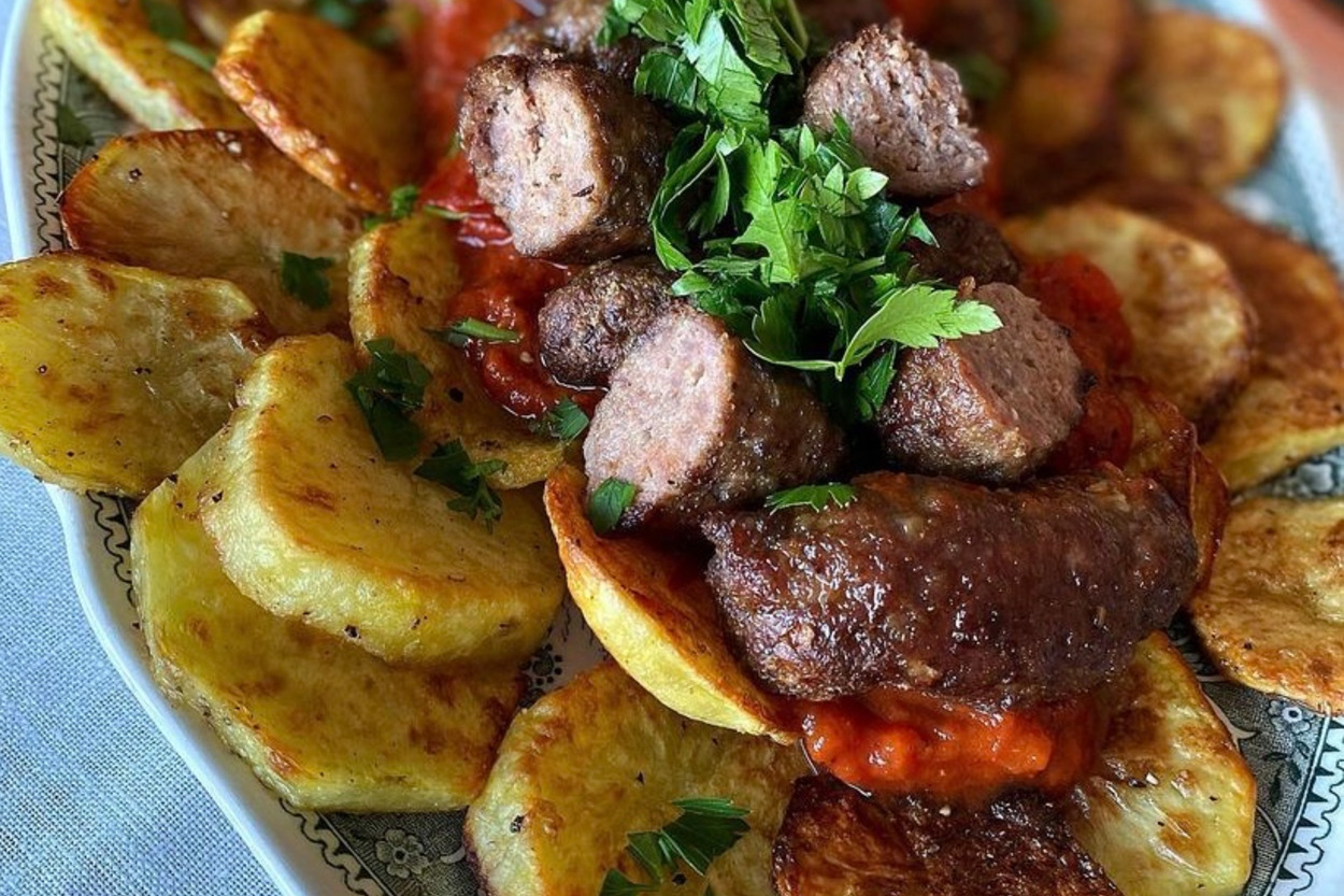 Parmakları Yediren Lezzetiyle: Patates Yatağında Soslu Köfte