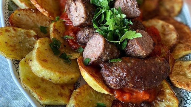 Parmakları Yediren Lezzetiyle: Patates Yatağında Soslu Köfte