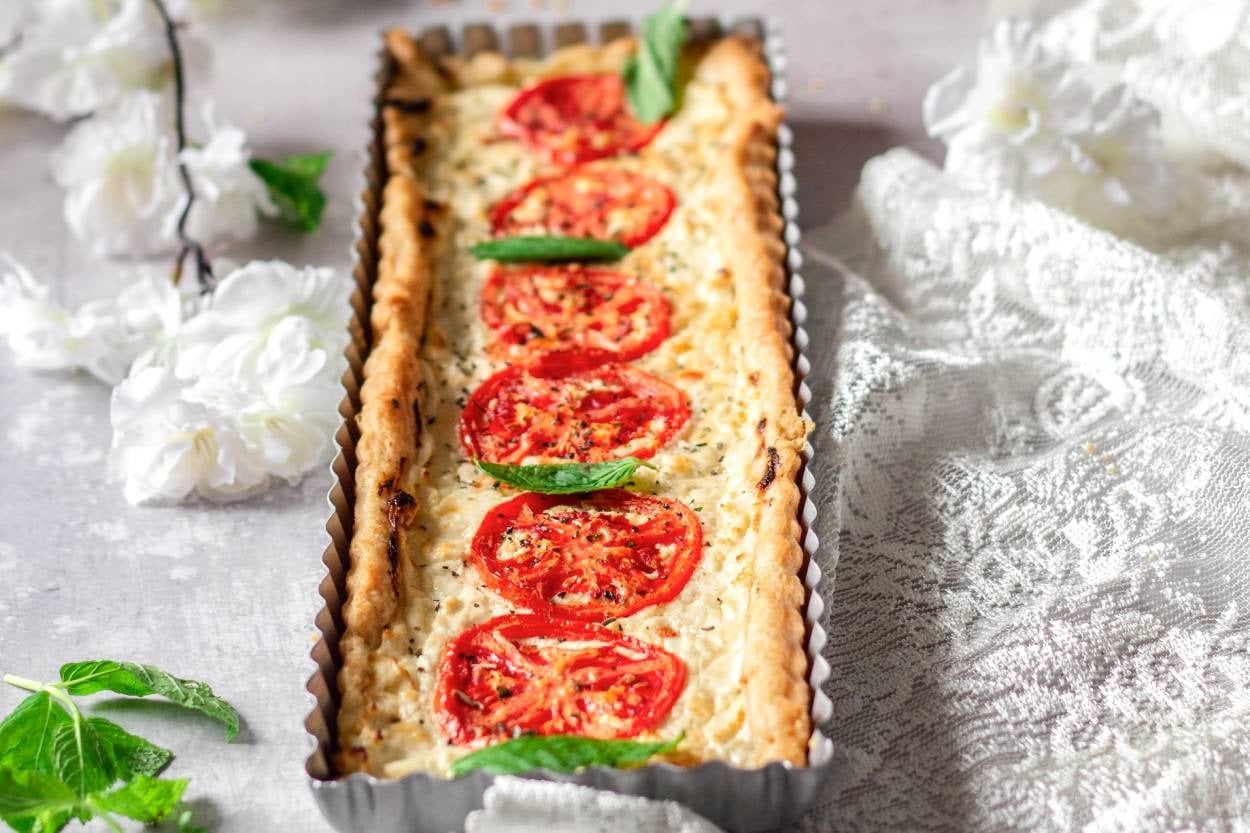 Fazla Söze Gerek Yok: Domatesli Beyaz Peynirli Tart