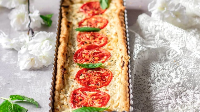 Fazla Söze Gerek Yok: Domatesli Beyaz Peynirli Tart