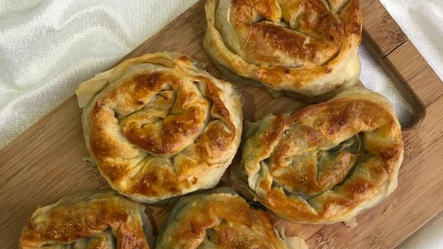 Çay Saatlerine: Ispanaklı Gül Böreği