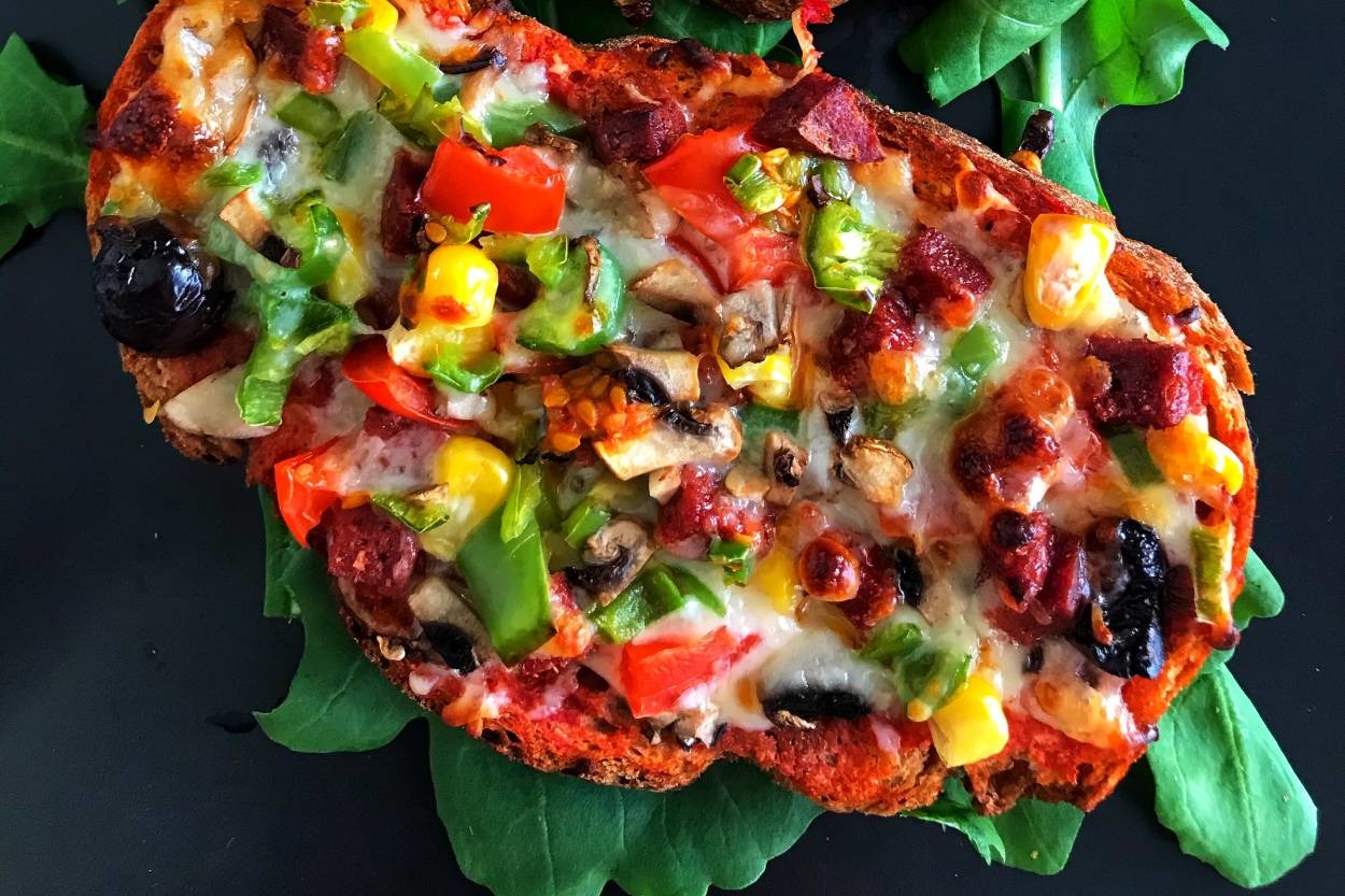 Bayat Ekmekler Değerlensin: Kolay Ekmek Pizzası