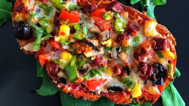 Bayat Ekmekler Değerlensin: Kolay Ekmek Pizzası