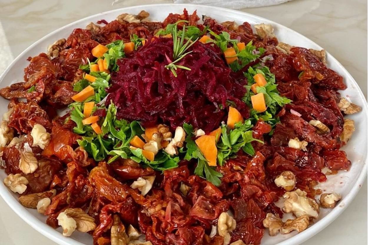 Renkli Görünümüyle: Pancarlı Kuru Domates Salatası