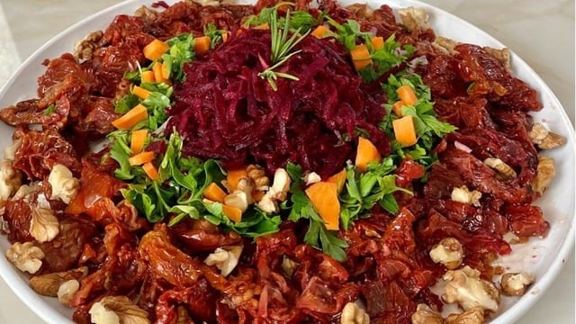 Renkli Görünümüyle: Pancarlı Kuru Domates Salatası