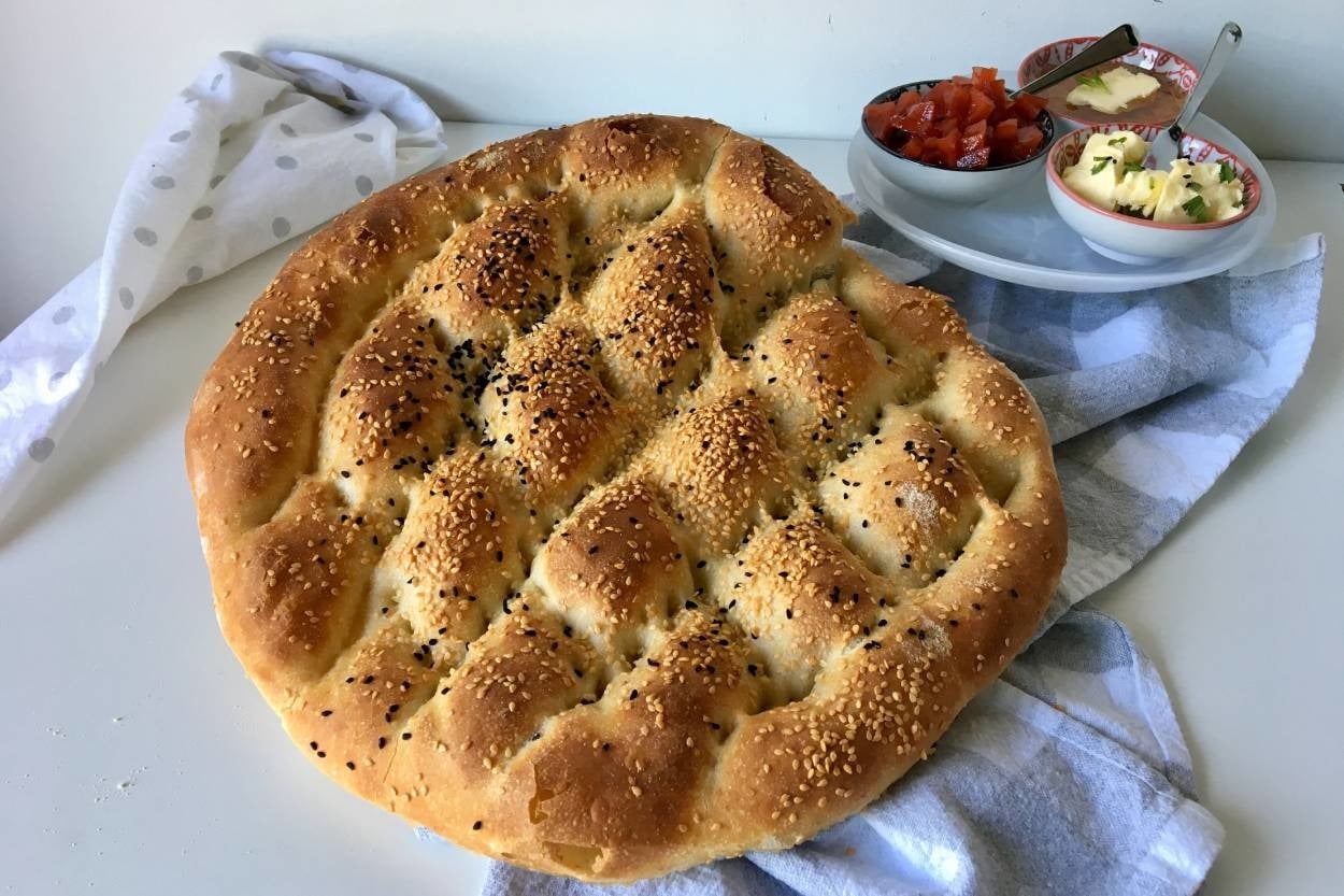 Nar Gibi Kızarmış: Ev Yapımı Ramazan Pidesi